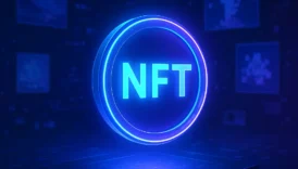 Sanal bir galeride parlayan mavi bir NFT token’ı, dijital sanat ve blok zinciri teknolojisini temsil ediyor.